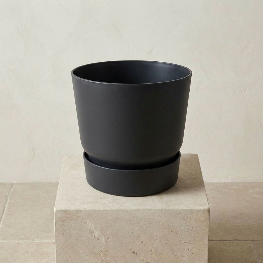 Mat zwarte keramische pot Nova Noir voor een Atelier Noir interieur