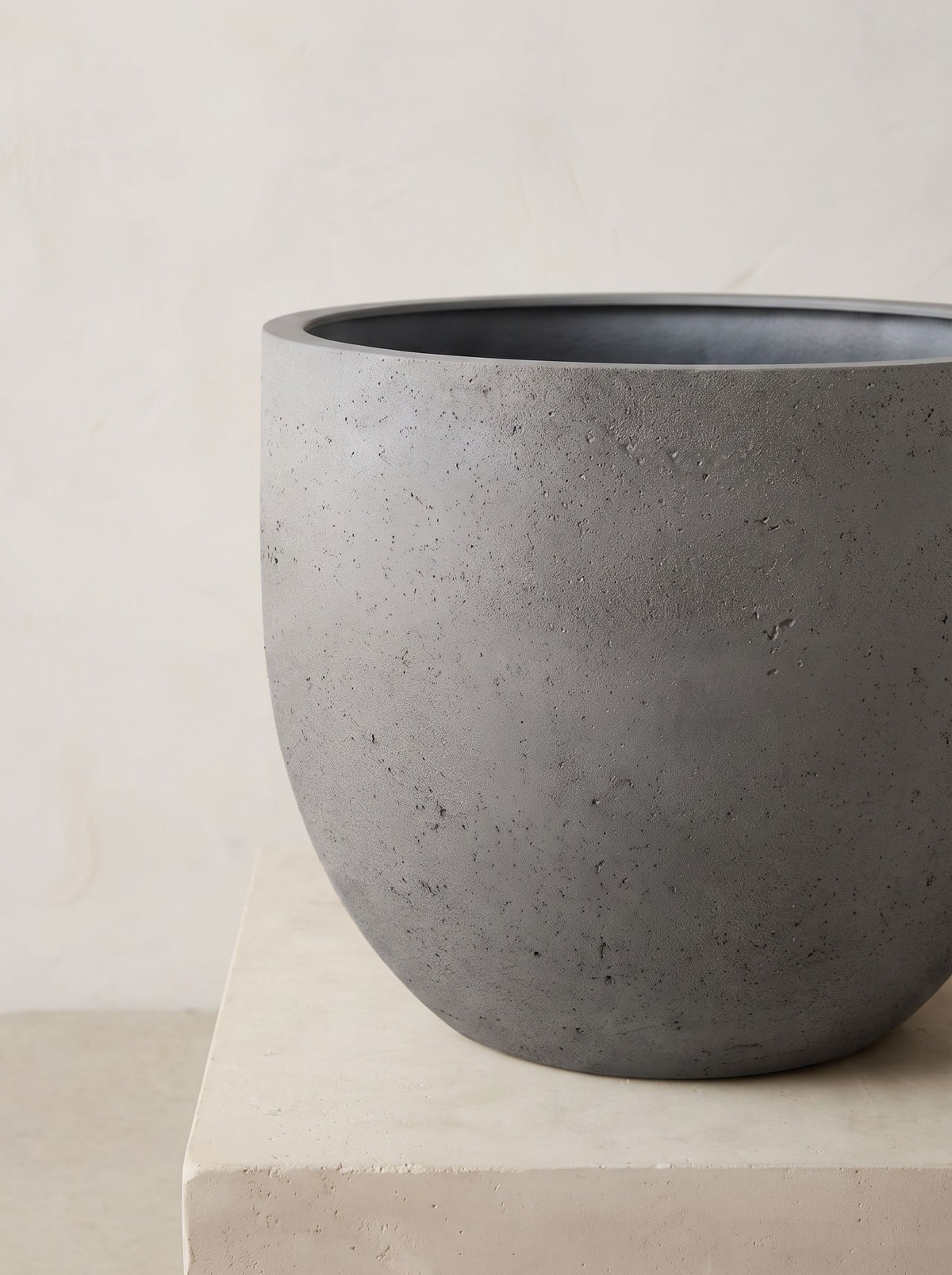 Grigio New Egg Natural Concrete plantenpot close-up