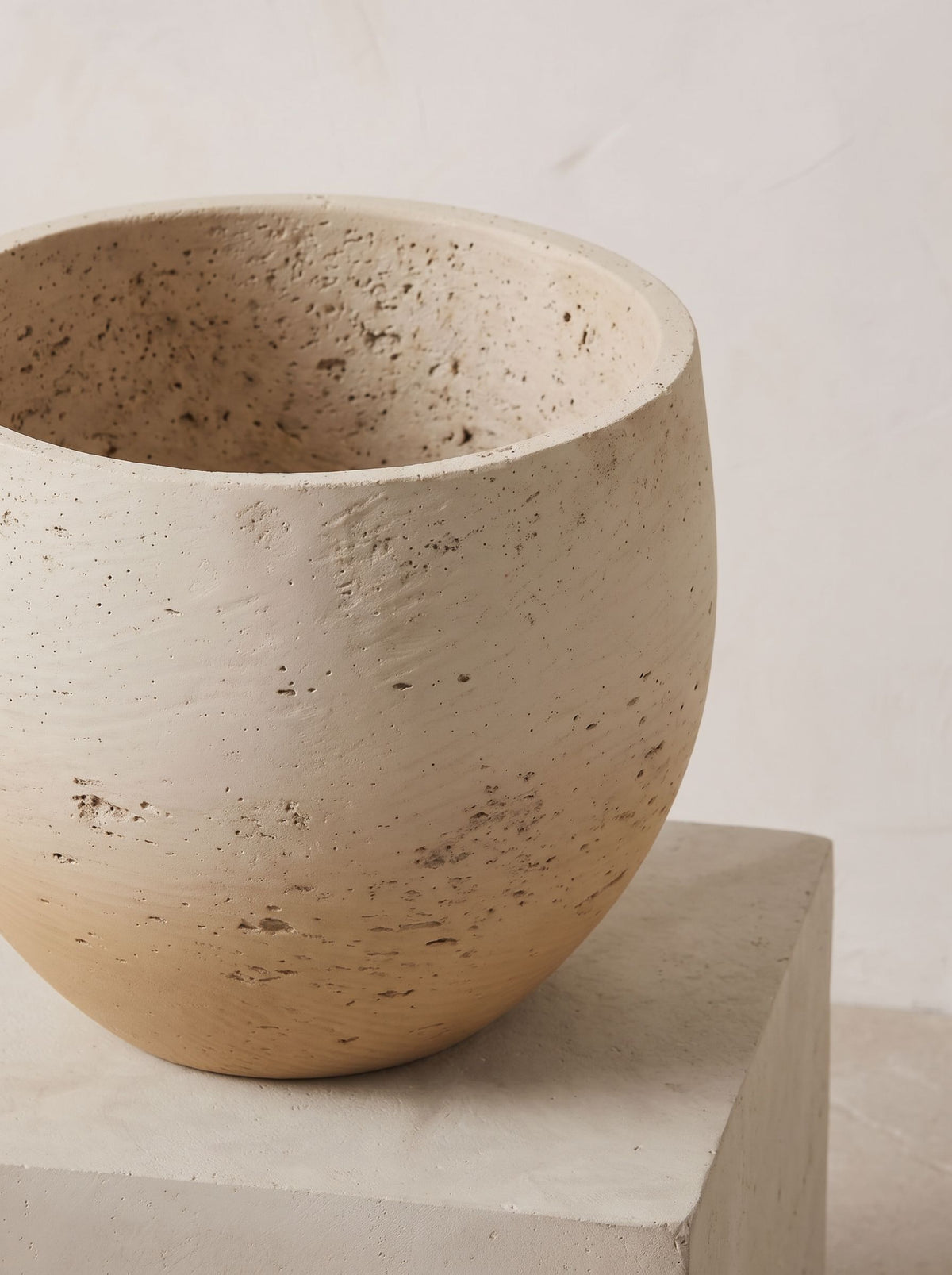 Jumbo Orb Beige Washed plantenpot close-up