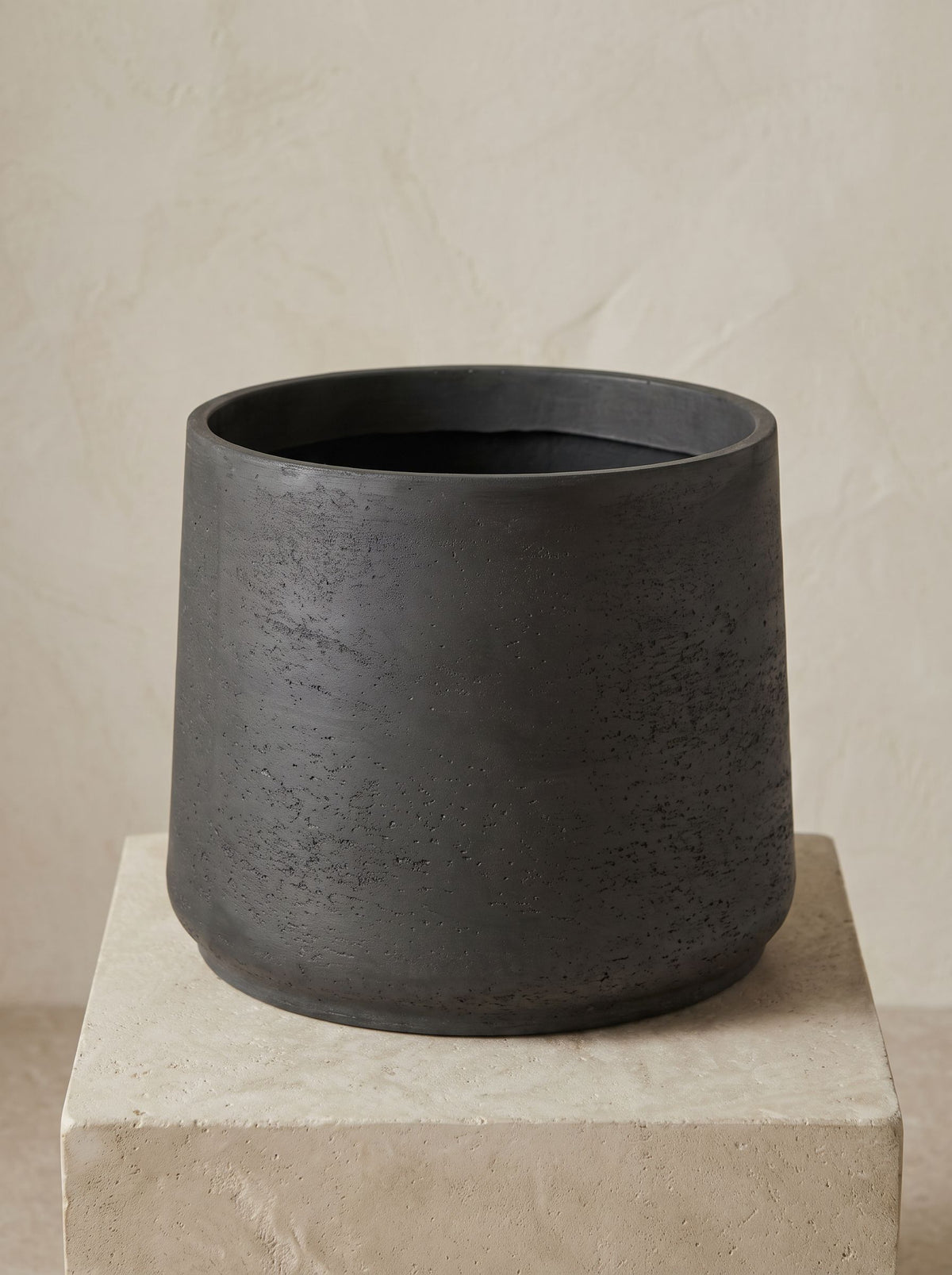 Jumbo Patt Black Washed plantenpot close-up