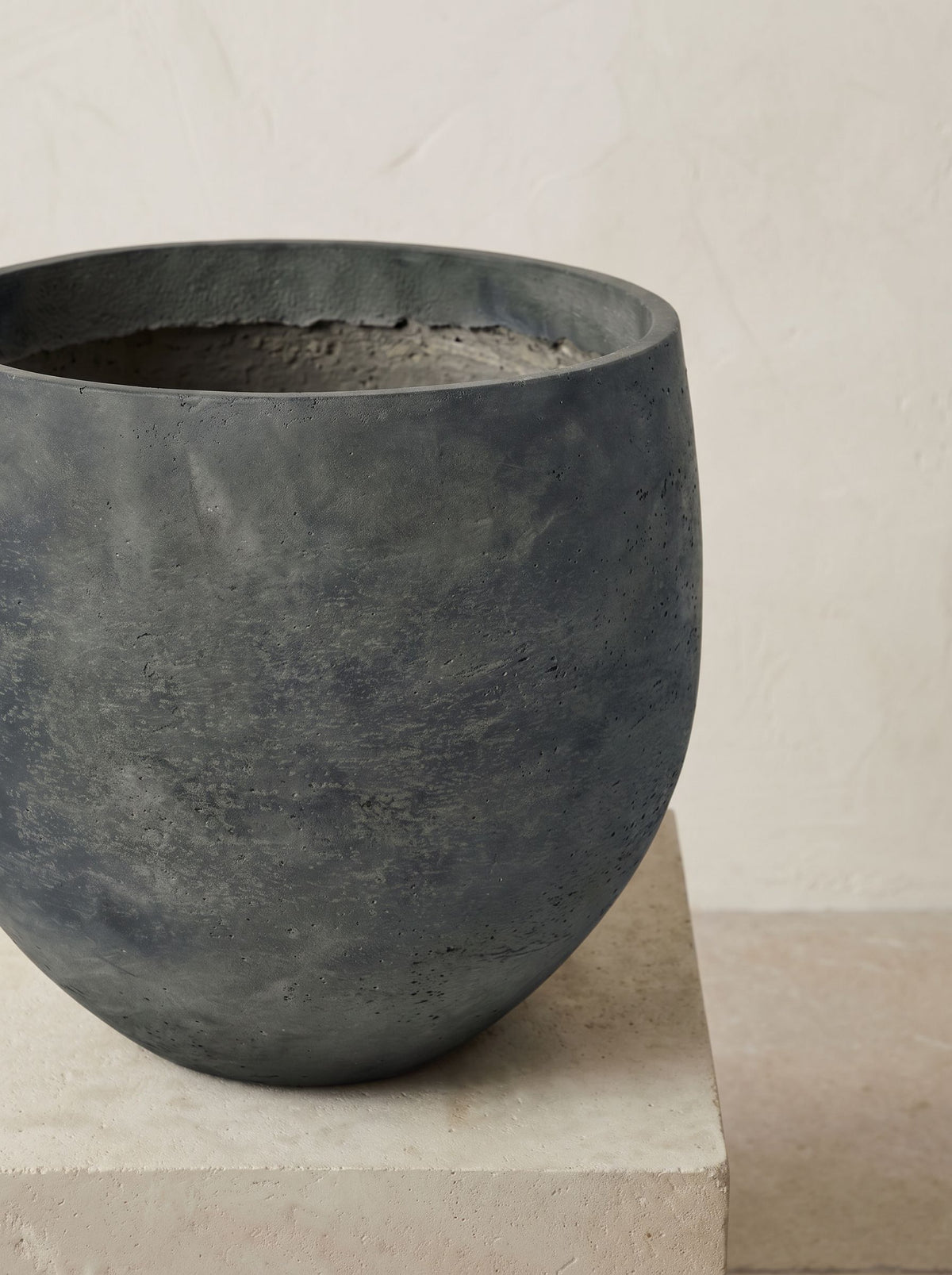 Orb Black Washed plantenpot close-up