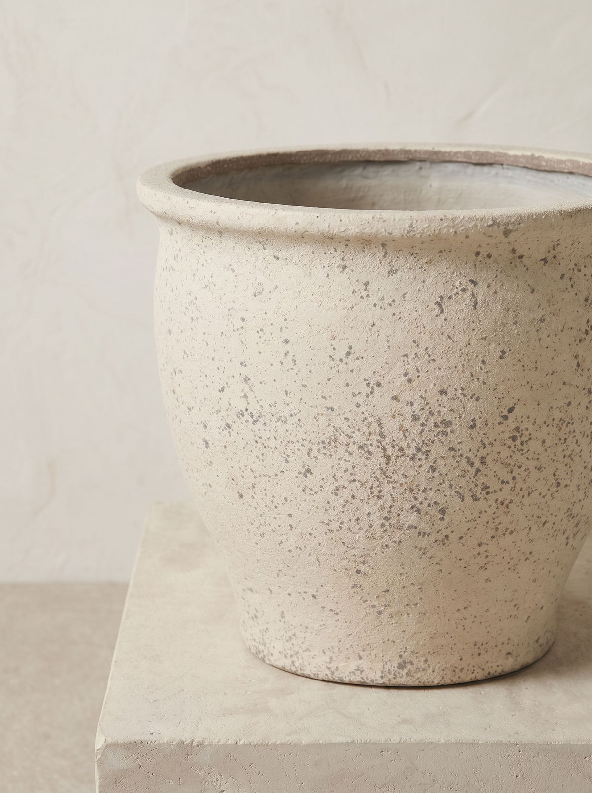Poseidon Chalk White plantenpot close-up