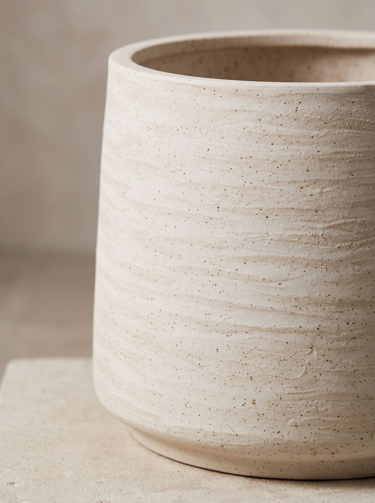 Jumbo Patt Ivory Washed stenen plantenpot, tweede aanzicht