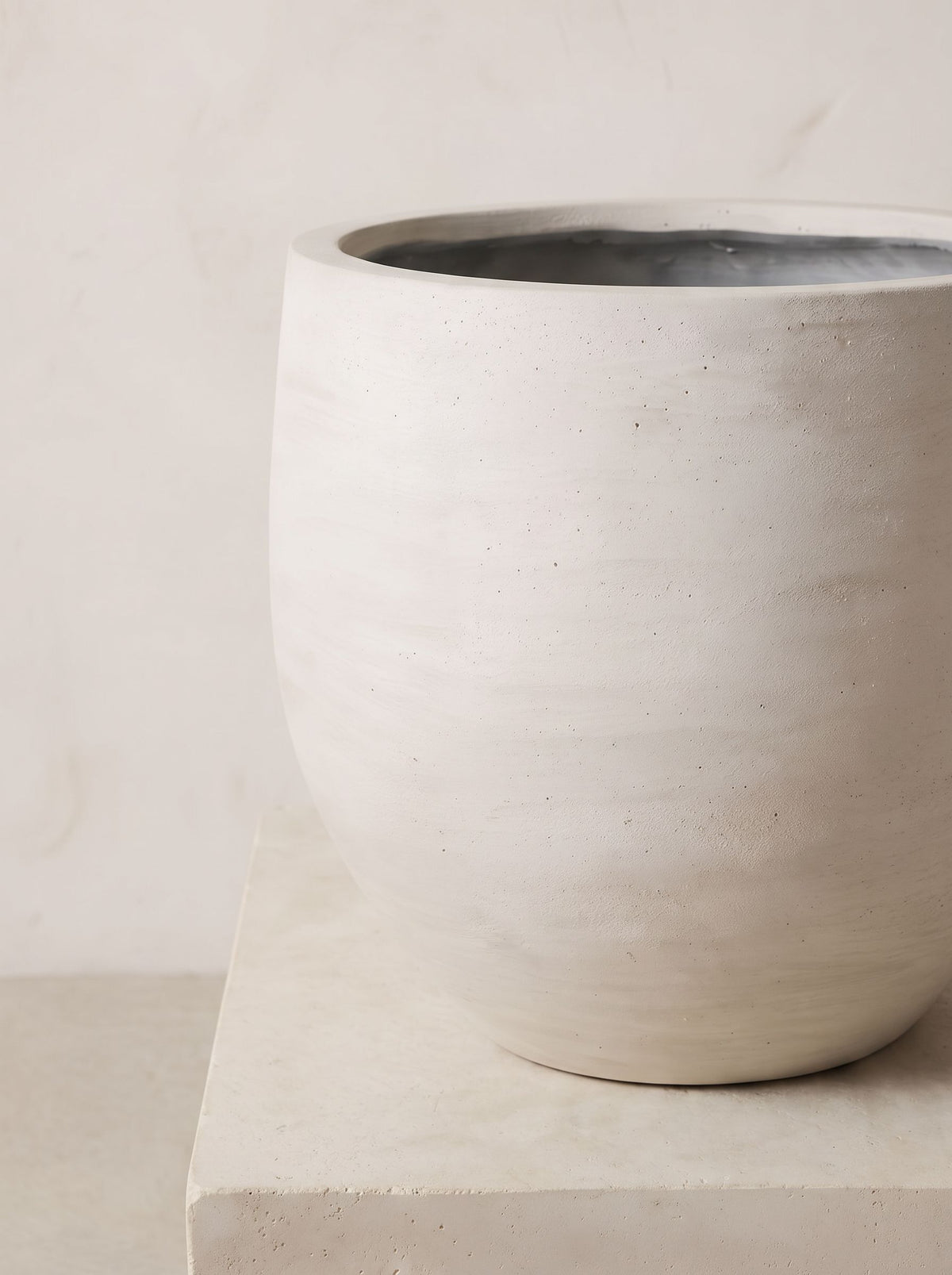 Jumbo Orb Ivory Washed plantenpot close-up