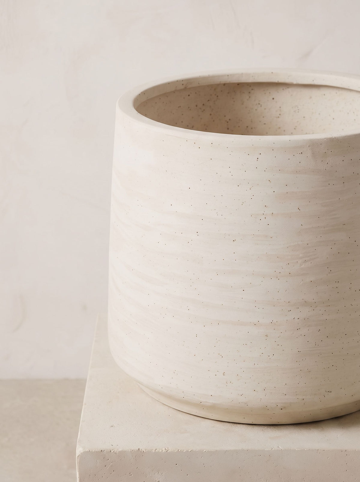Jumbo Patt Ivory Washed plantenpot close-up