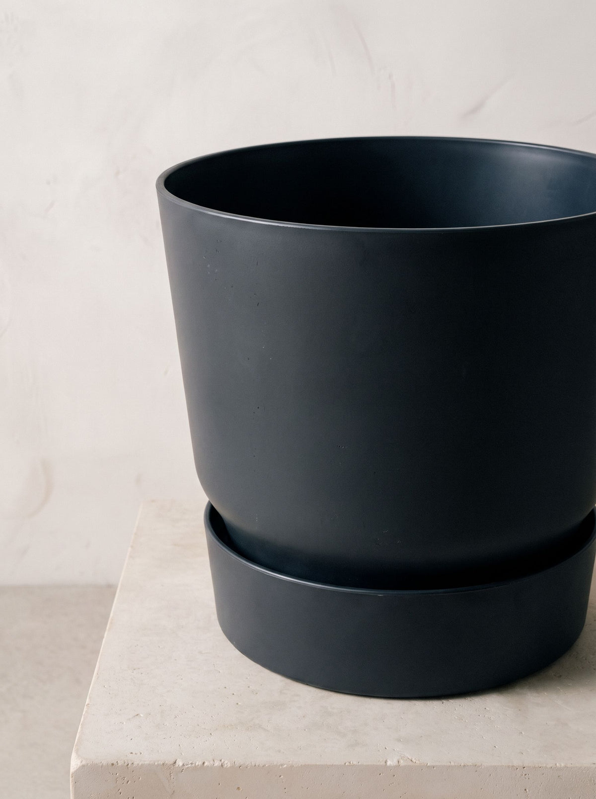 Nova Noir plantenpot close-up