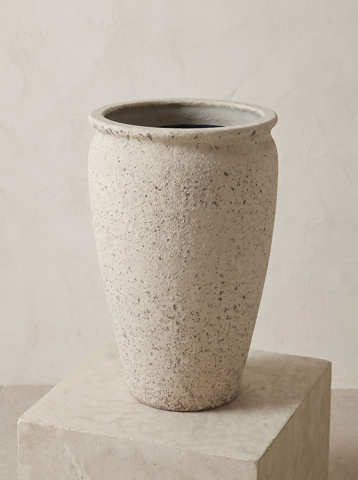 Artemis Chalk White plantenpot close-up