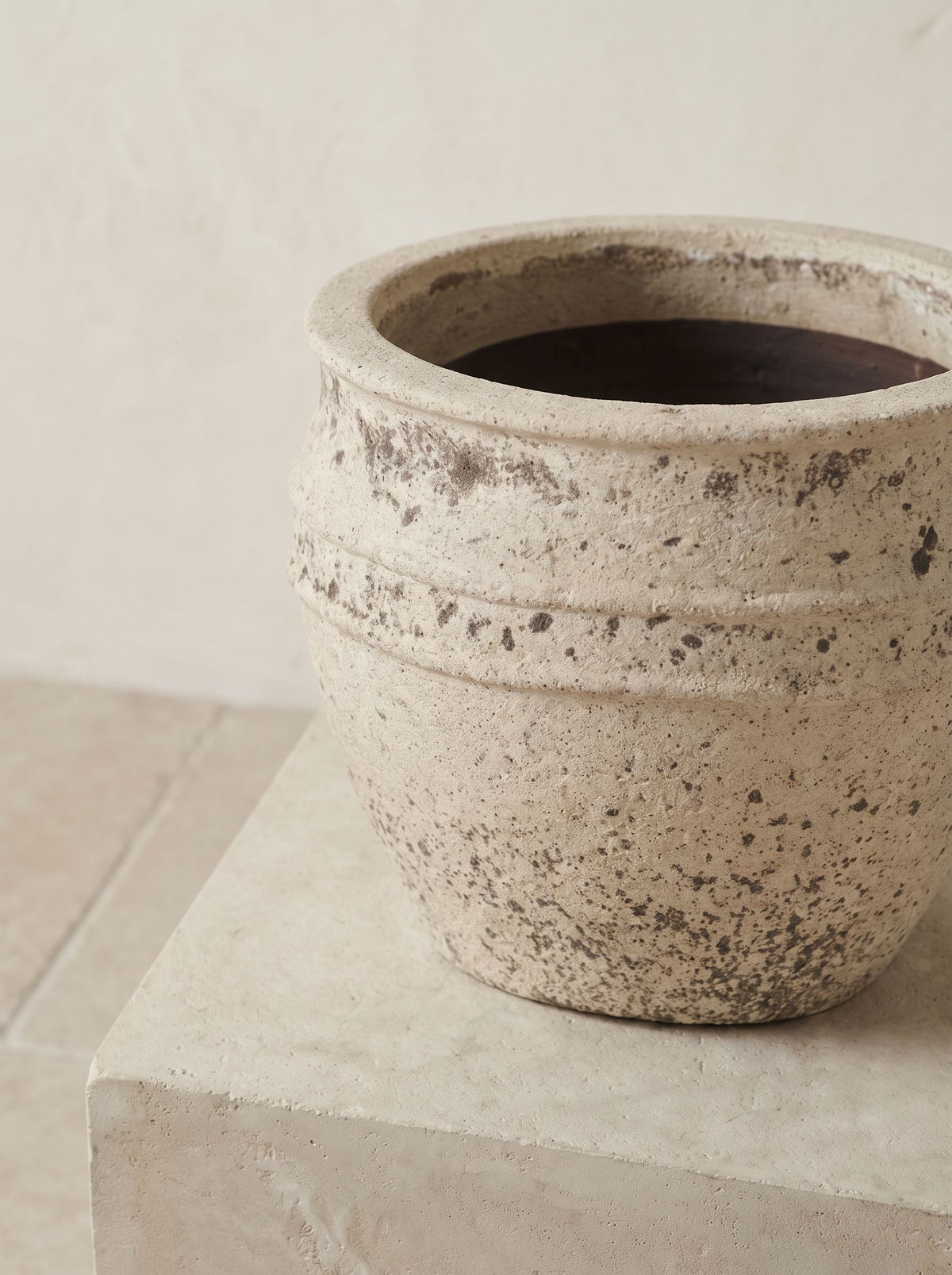 Athena Chalk White plantenpot close-up