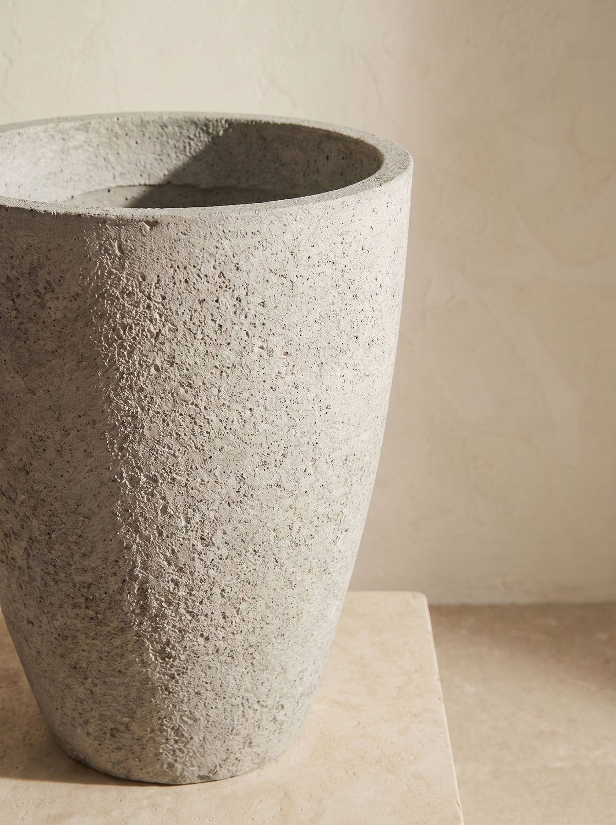 Ben Dioriet Grey plantenpot close-up
