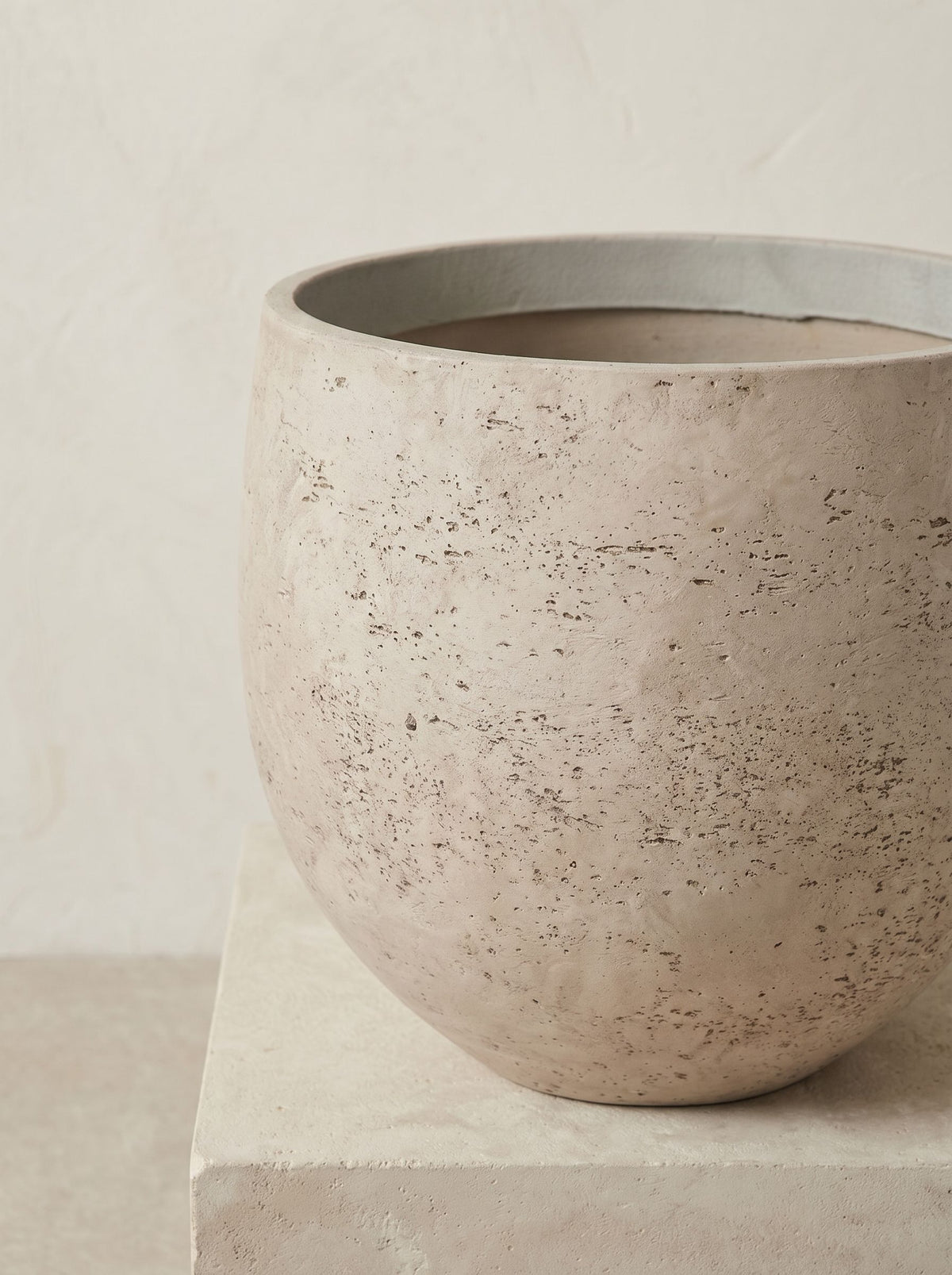 Orb Grey Washed plantenpot close-up