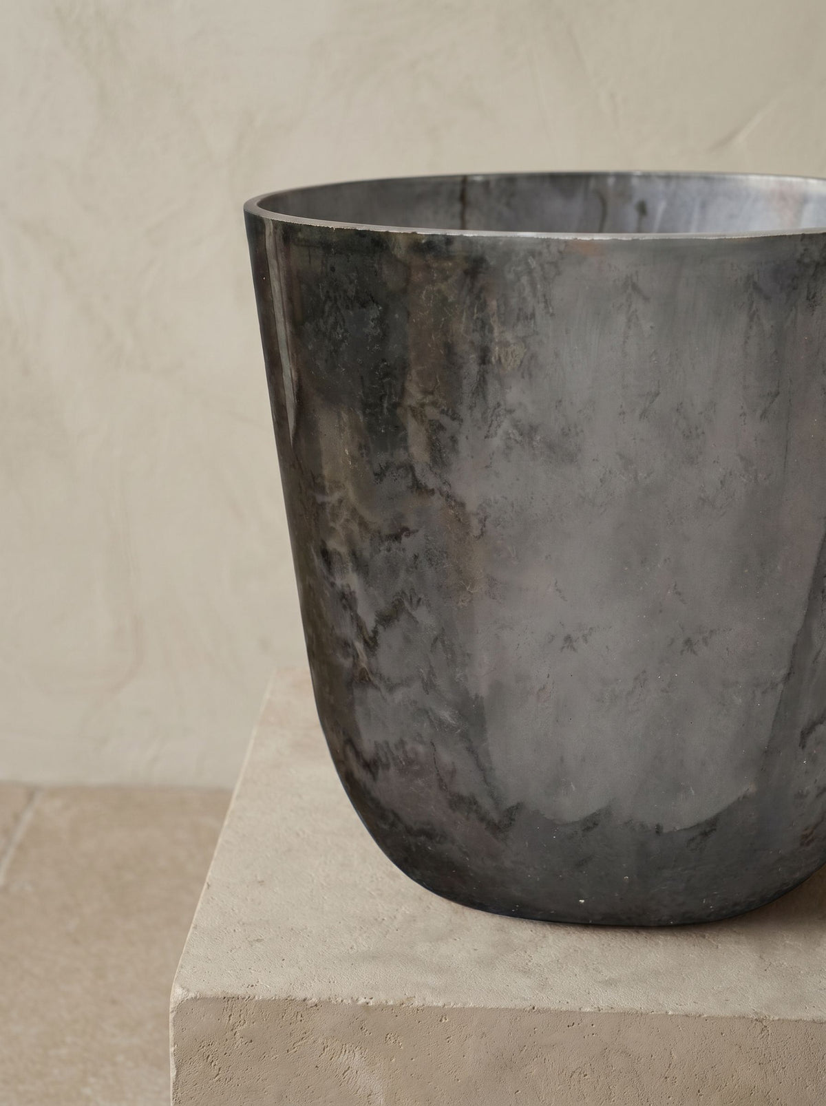 Palermo Marble Grijs plantenpot close-up