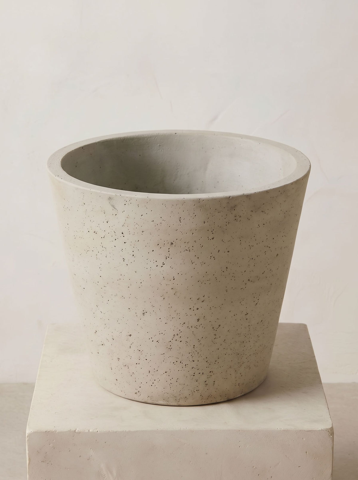 Sage Bucket Beige Washed plantenpot close-up