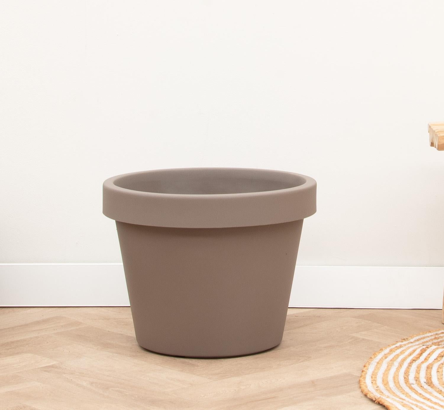 Lira Tortora pot in bohemian interieur