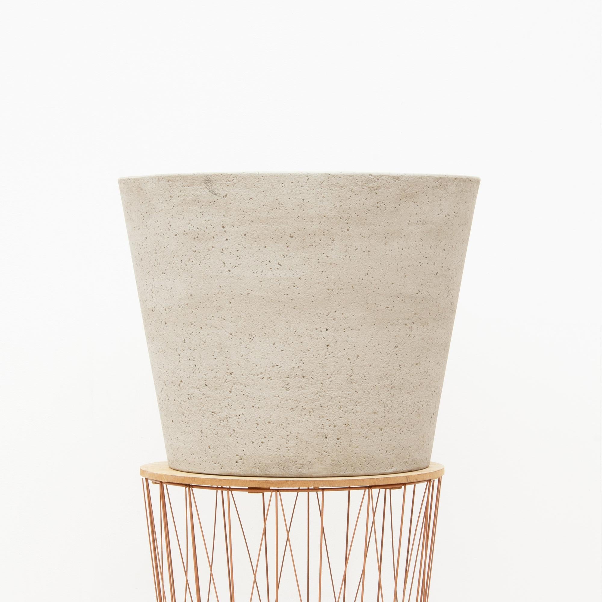 Sage Bucket Beige Washed pot in landelijk interieur