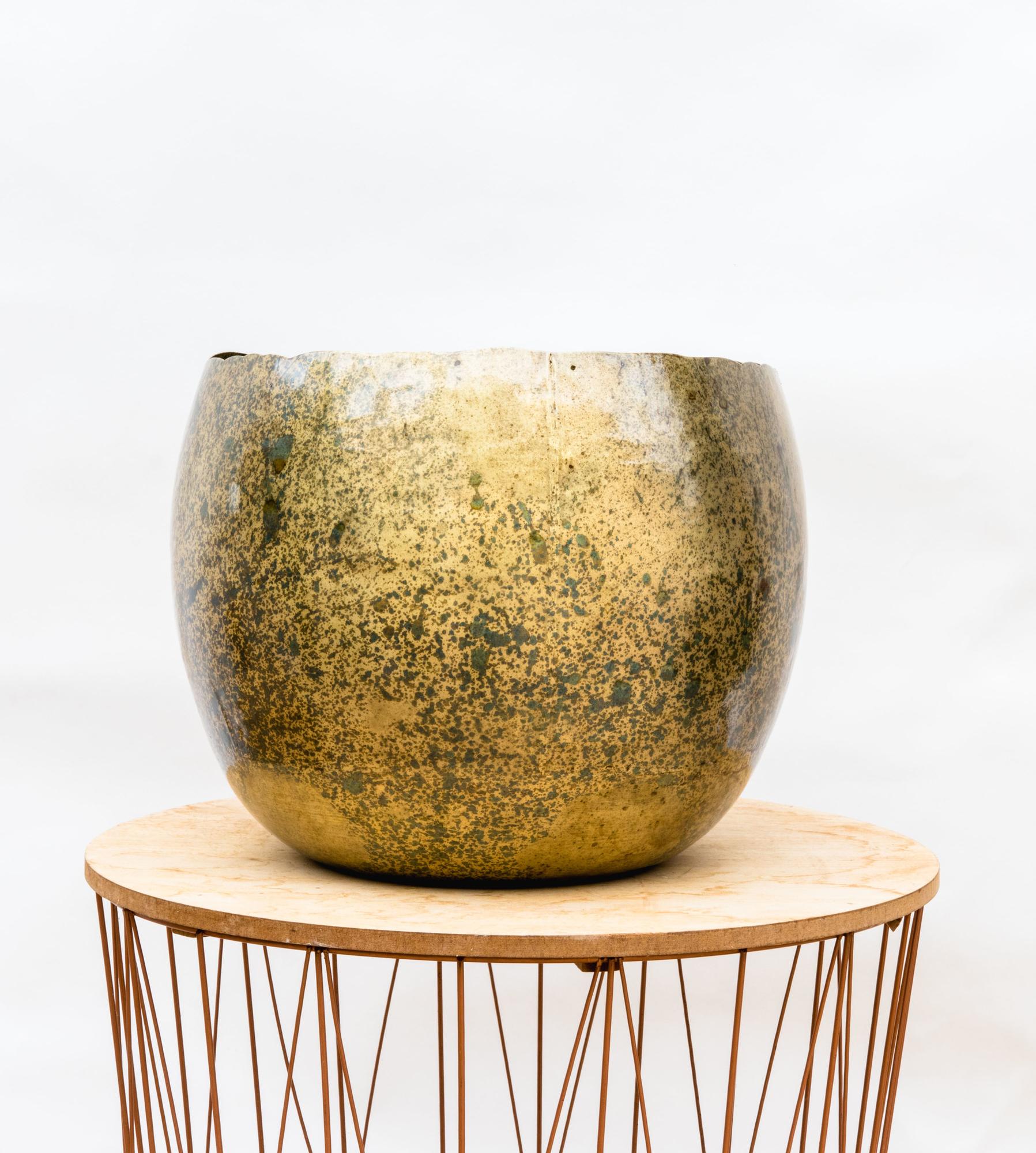 Ellen Brass pot in bohemian interieur